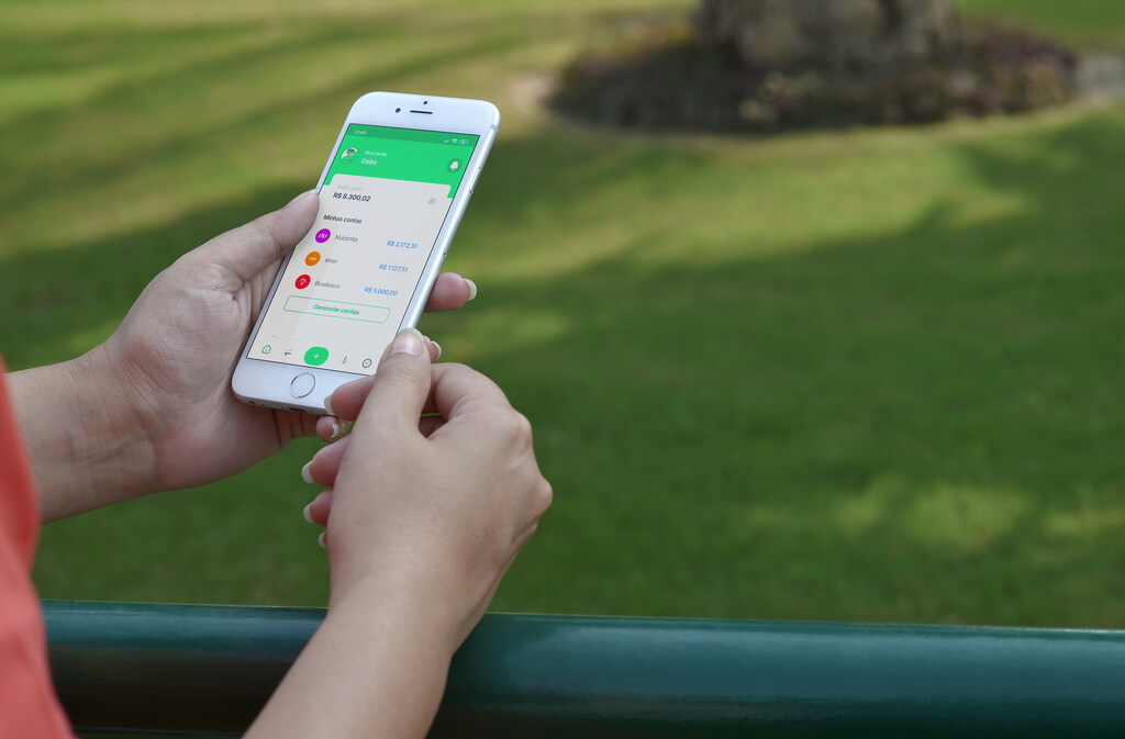 pessoa utilizando aplicativo para controle financeiro no celular