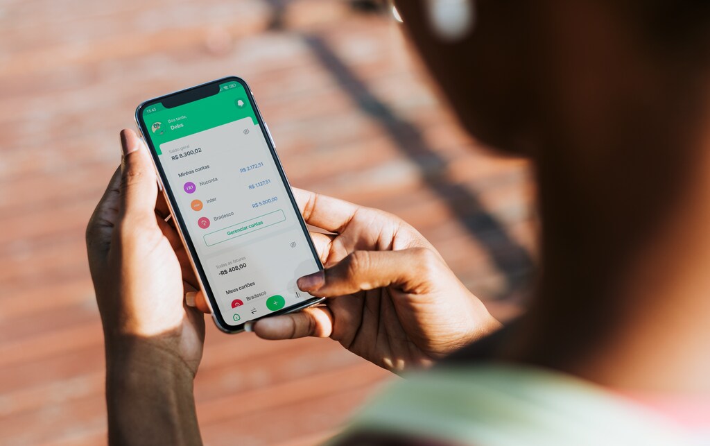 pessoa usando aplicativo para controle financeiro no celular