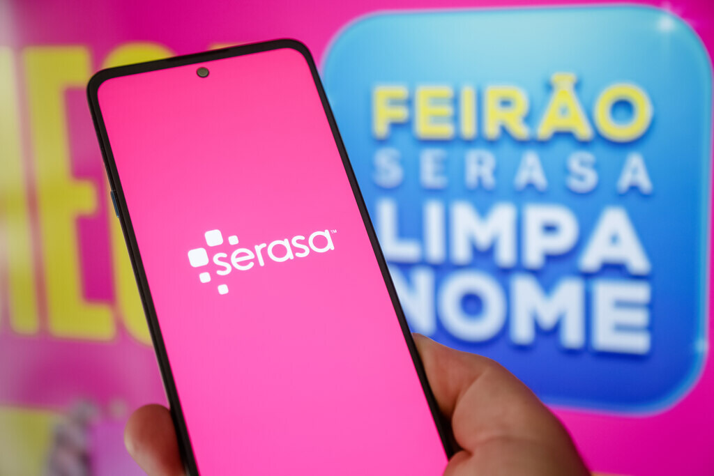 Celular com aplicativo do Serasa exibido, ilustrando de forma prática como saber se meu nome está no Serasa.