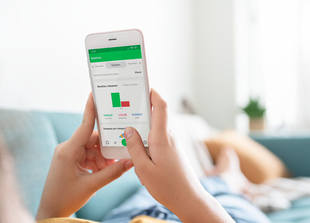 App controle de gastos cartão de crédito: o Organizze pode te ajudar! 2 pessoa usando app controle de gastos cartão de crédito pelo celular