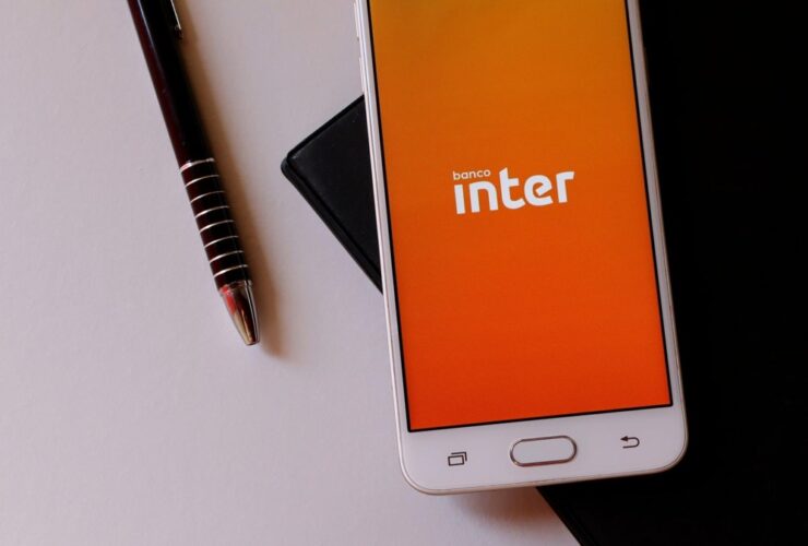celular aberto no app do banco Inter open finance