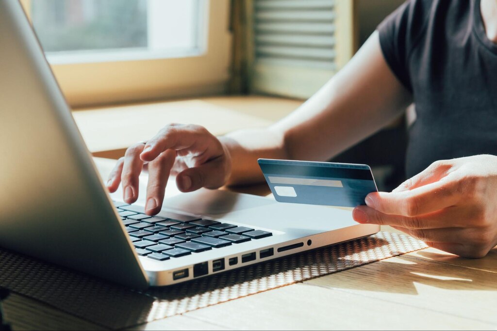 pessoa pesquisando como acumular milhas no cartão de crédito