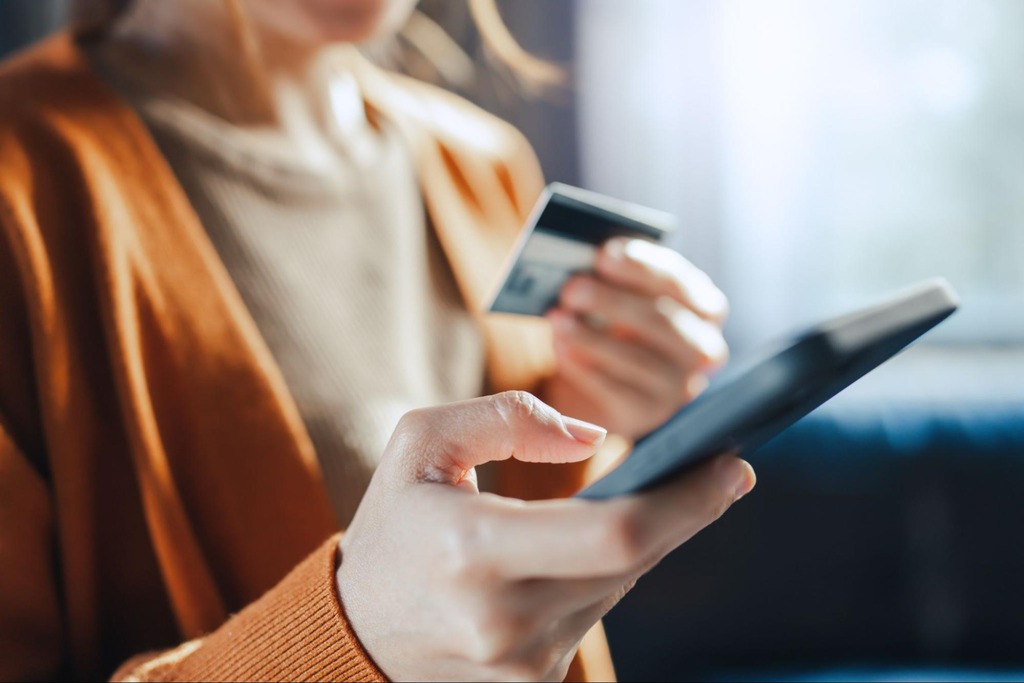 pessoa usando celular para saber como acumular milhas no cartão de crédito