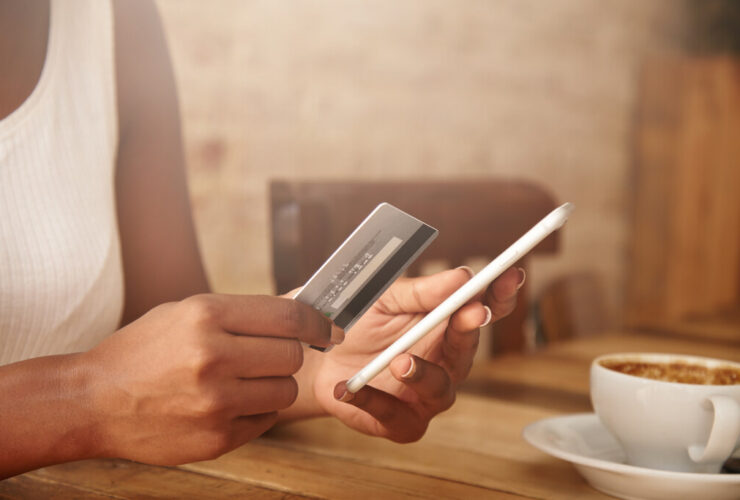 pessoa usando o celular para saber como antecipar parcela do cartão de crédito
