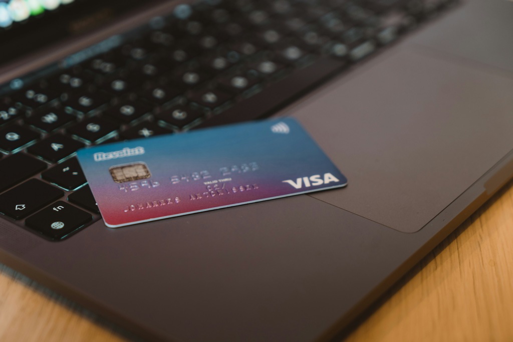 Como antecipar parcela do cartão de crédito? Veja se vale a pena e como fazer 2 cartão e notebook representando como antecipar parcela do cartão de crédito