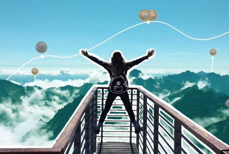 pessoa feliz em viagem depois de saber como aumentar o score