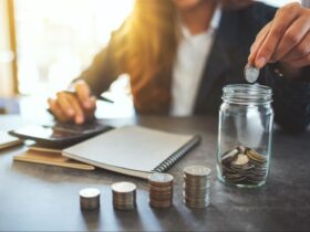 pessoa adicionando moedas em pote, aprendendo como começar a investir com pouco