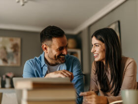 casal conversando para saber como dividir as finanças do casal