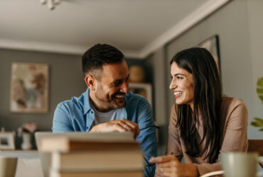casal conversando para saber como dividir as finanças do casal