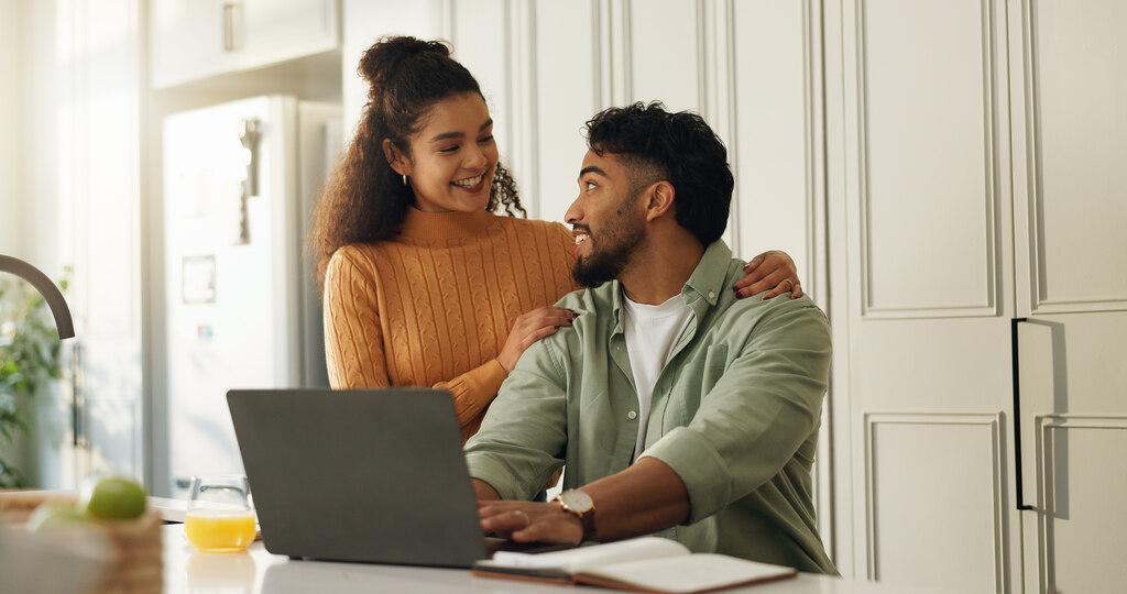 Como dividir as finanças do casal? Guia simples e eficiente 3 casal pesquisando no notebook como dividir as finanças do casal