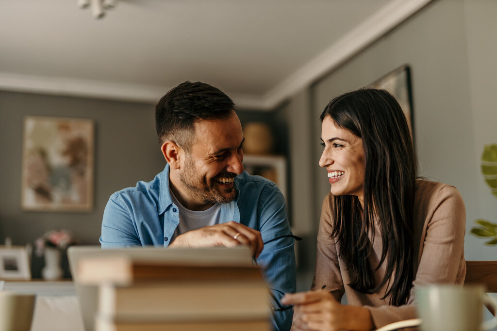 casal conversando para saber como dividir as finanças do casal
