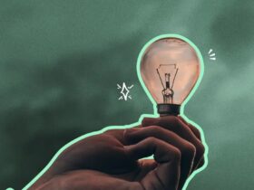 pessoa segurando lâmpada representando como economizar energia elétrica