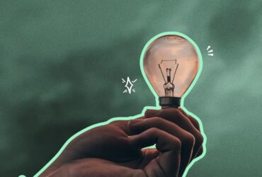 pessoa segurando lâmpada representando como economizar energia elétrica