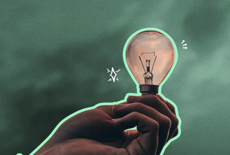 pessoa segurando lâmpada representando como economizar energia elétrica