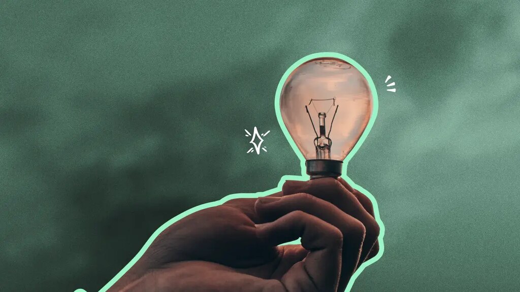 pessoa segurando lâmpada representando como economizar energia elétrica