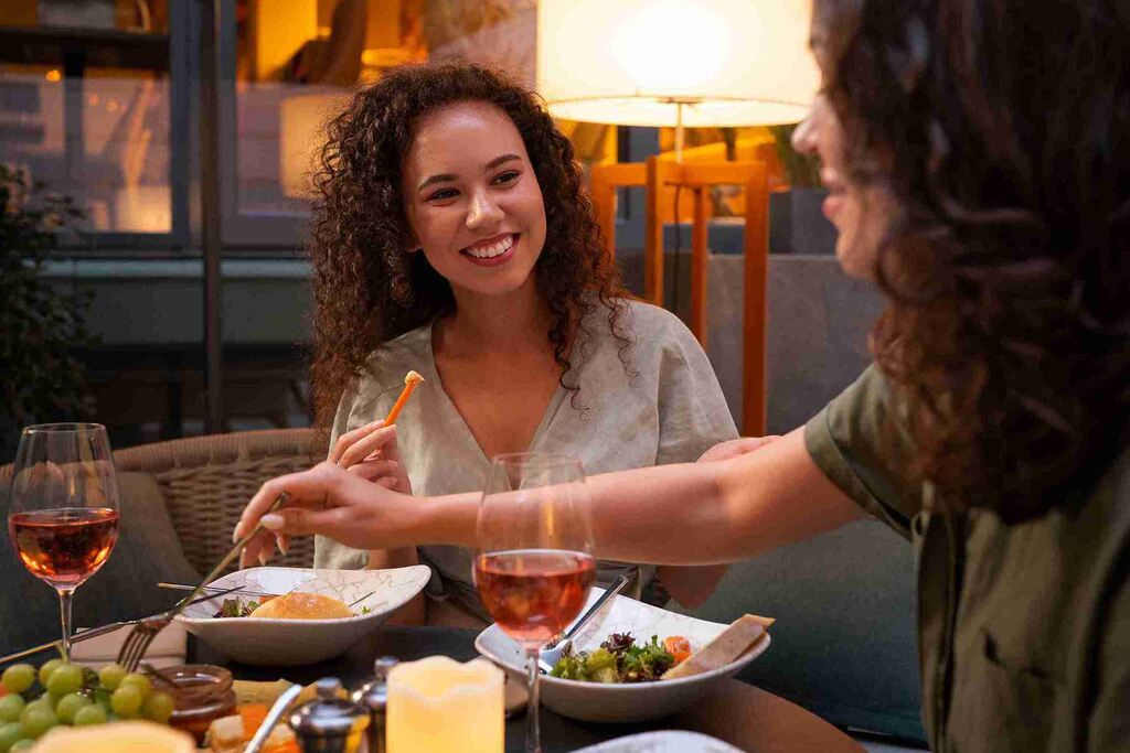 Como economizar no supermercado: estratégias práticas para gastar menos todo mês 2 Pessoas aproveitando refeição depois de saberem como economizar no supermercado.