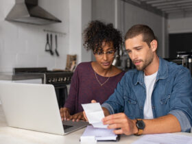 casal usando a internet para aprender como fazer um planejamento financeiro