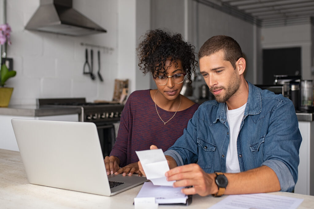 casal usando a internet para aprender como fazer um planejamento financeiro