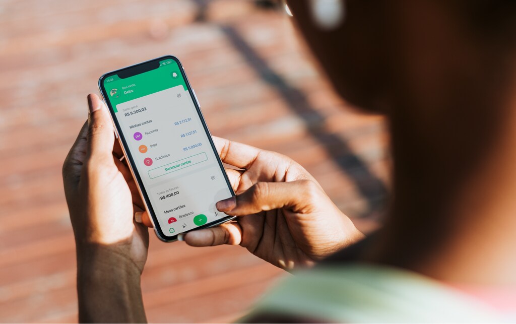 Como montar uma carteira de investimentos pela primeira vez 3 pessoa no celular aprendendo como montar uma carteira de investimentos