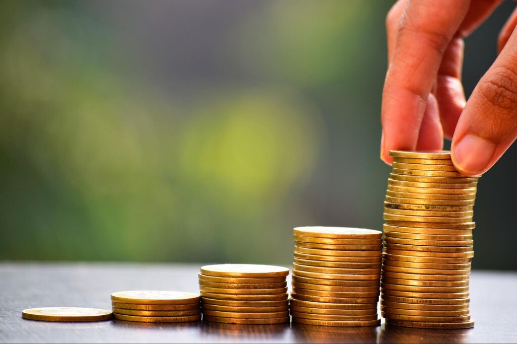 Como montar uma carteira de investimentos pela primeira vez 2 moedas empilhadas em filas, representando a importância de saber como montar uma carteira de investimentos