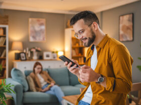homem pesquisando no celular sobre como parar de gastar por impulso
