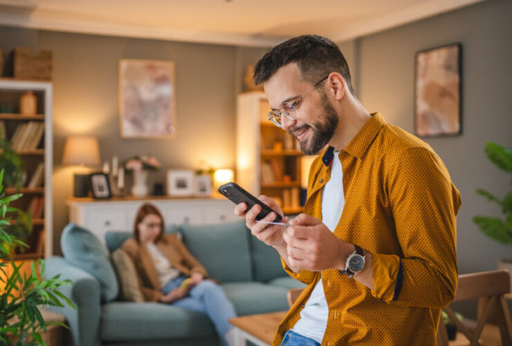homem pesquisando no celular sobre como parar de gastar por impulso