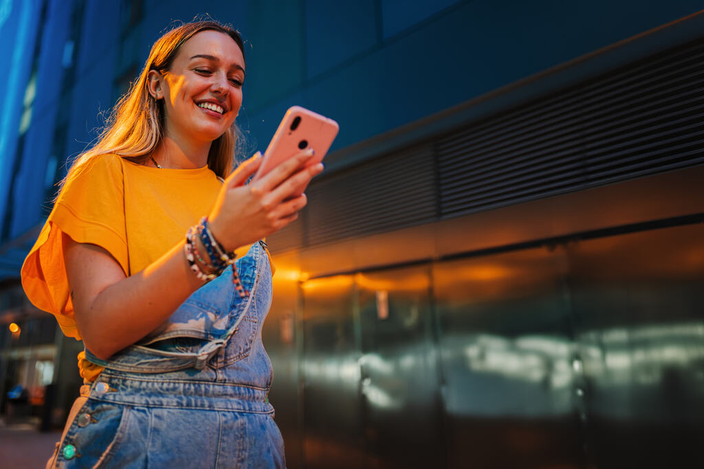 Como parar de gastar por impulso e ter mais controle do seu dinheiro 3 mulher usando app de controle financeiro no celular depois de saber como parar de gastar por impulso