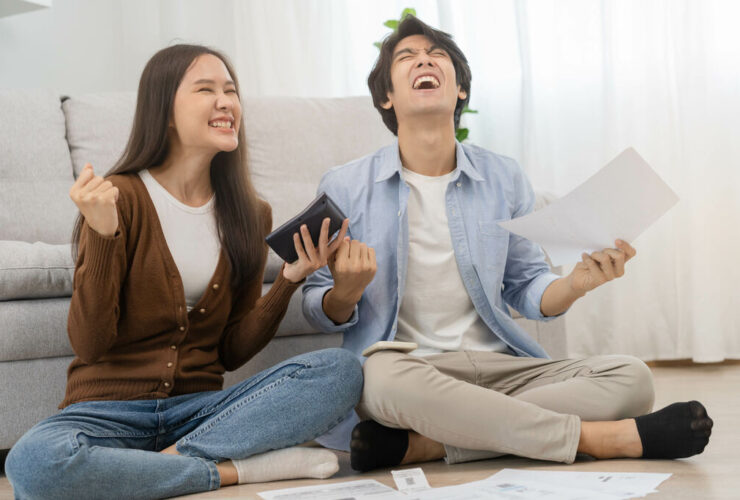 casal comemorando depois de saber como quitar financiamento