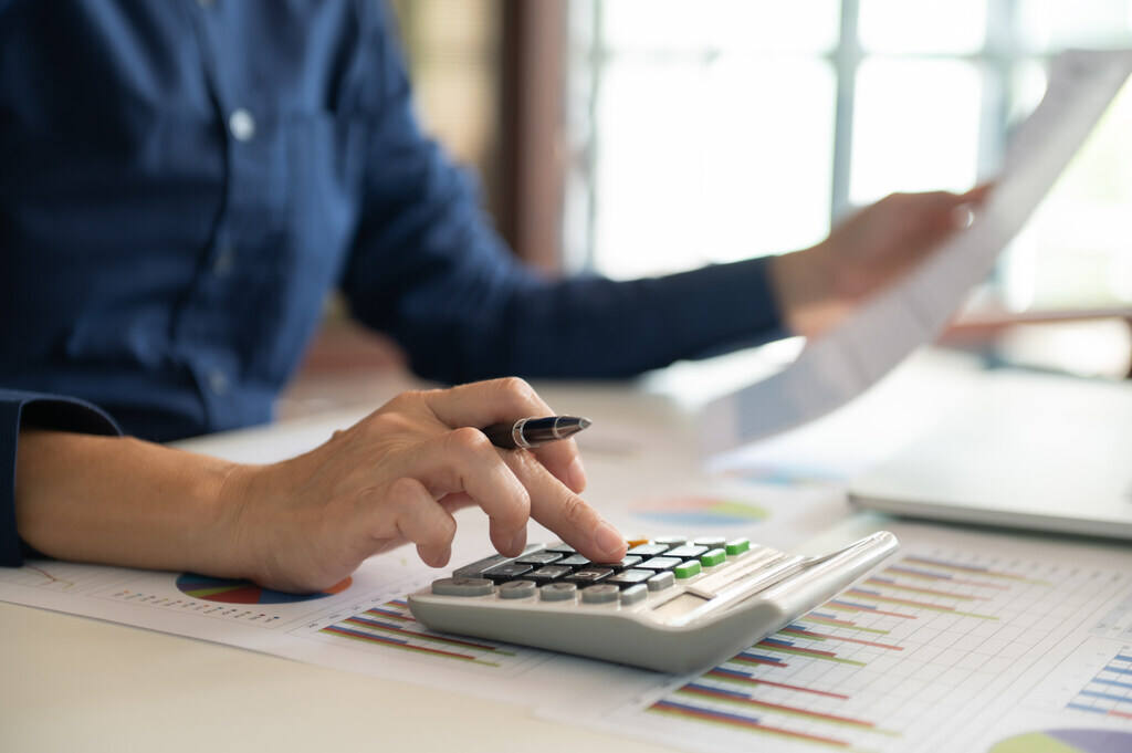Disciplina financeira: 5 dicas para transformar as suas finanças 2 pessoa calculando despesas para ter disciplina financeira?