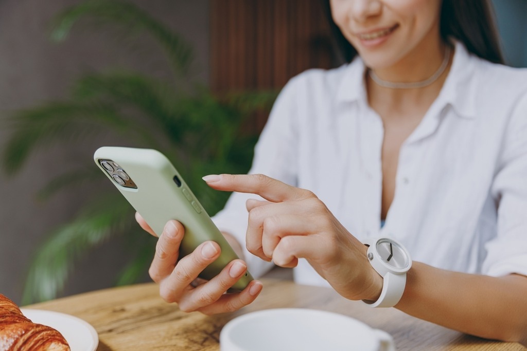 Empréstimo consignado CLT: saiba como funciona a modalidade 3 pessoa usando celular para fazer um empréstimo consignado CLT