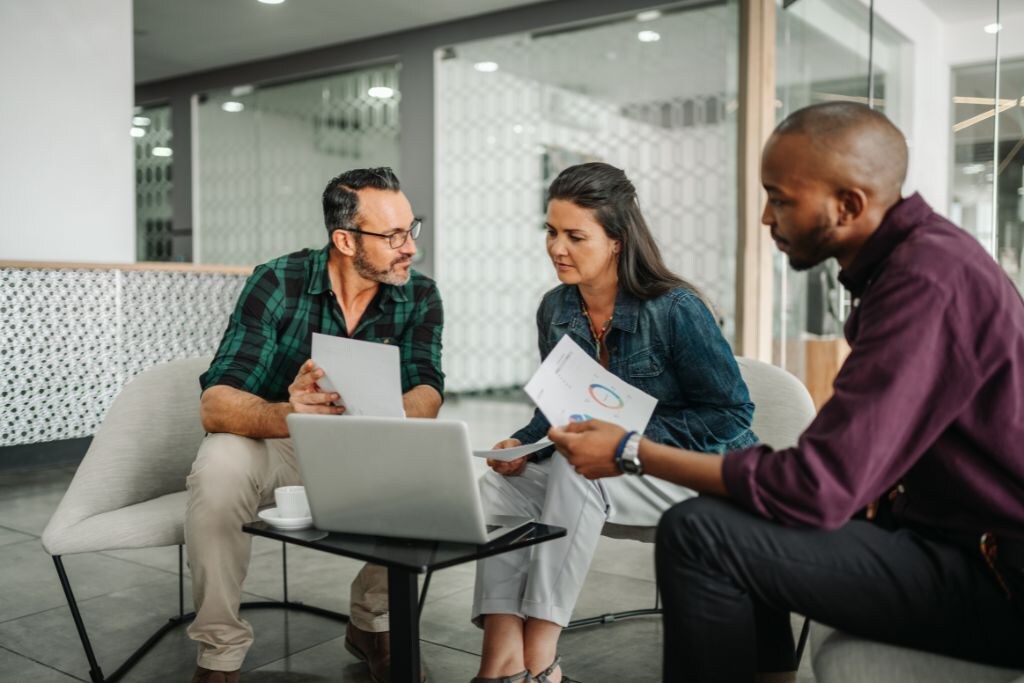 Consultoria financeira vale a pena? Vantagens e desvantagens 2 pessoas realizando consultoria financeira