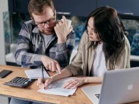 casal se planejando financeiramente para abrir conta conjunta
