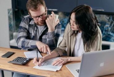 casal se planejando financeiramente para abrir conta conjunta