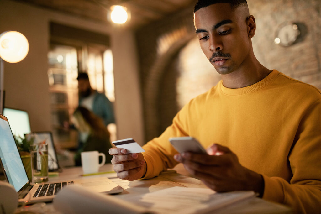 homem verificando contas atrasadas no cartão pelo celular