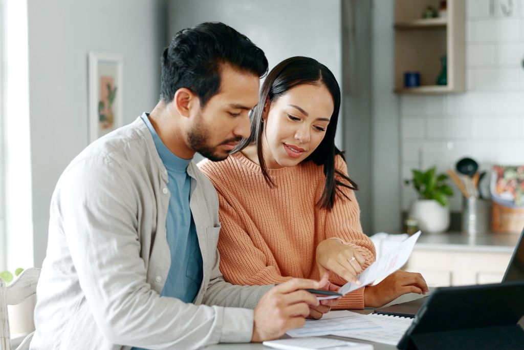 casal analisando finanças para fazer o controle financeiro familiar
