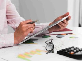 Pessoa usando tablet para fazer controle financeiro para MEI.