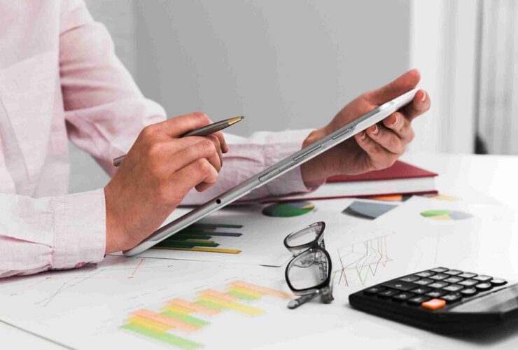 Pessoa usando tablet para fazer controle financeiro para MEI.