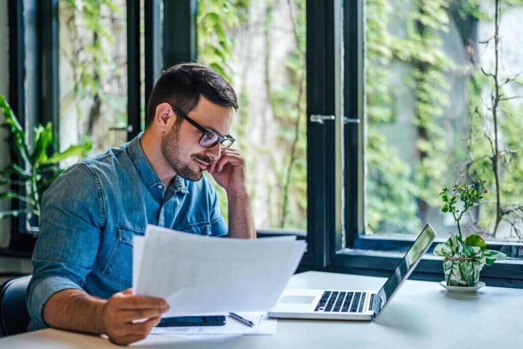 homem usando o notebook para entregar a declaração anual do MEI