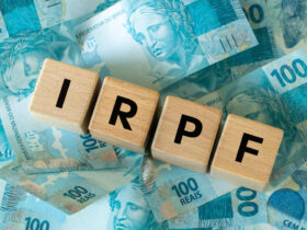 Letras IRPF sobre notas de dinheiro representando o pagamento e a declaração de imposto de renda no Brasil.