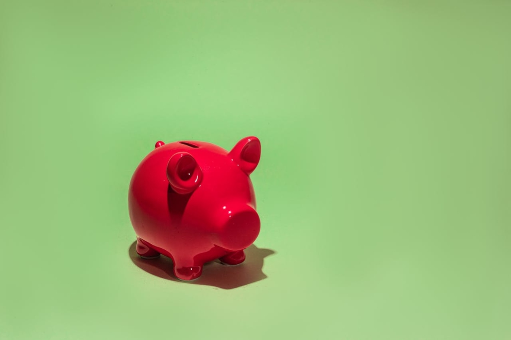 porquinho vermelho representando os aplicativos para controle financeiro