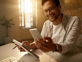 Homem analisa dados no celular, ilustrando o futuro das finanças digitais.