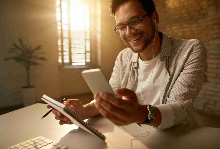 Futuro das finanças: como a IA está transformando a gestão de dinheiro no Brasil 15 Homem analisa dados no celular, ilustrando o futuro das finanças digitais.