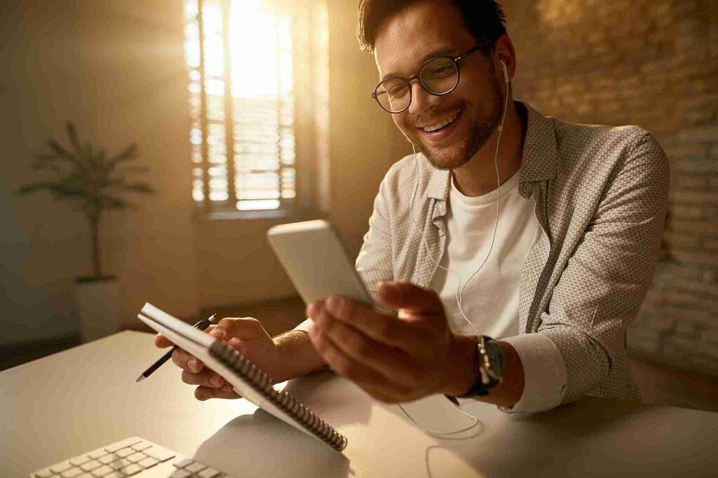 Homem analisa dados no celular, ilustrando o futuro das finanças digitais.