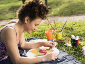 mulher praticando pintura depois de reduzir gastos com hobbies