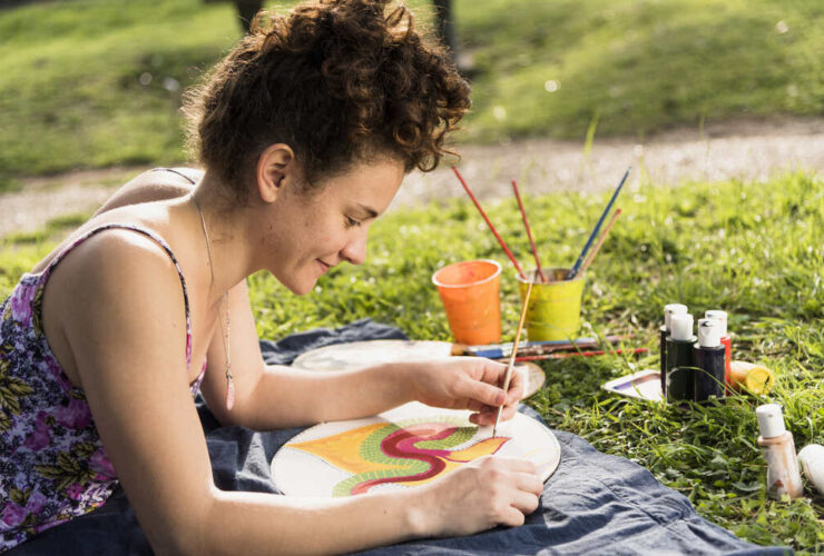mulher praticando pintura depois de reduzir gastos com hobbies