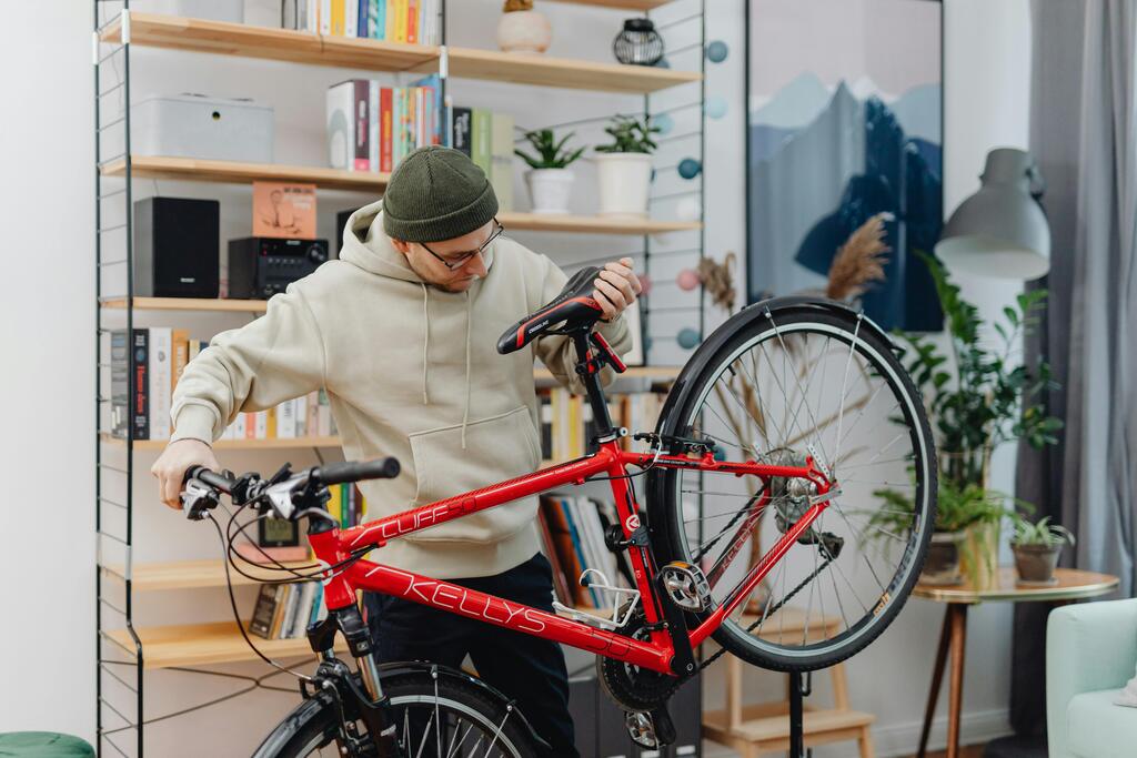 homem vendo bicicleta representando os gastos com hobbies