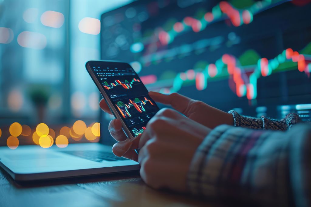 Investidor acessa uma plataforma de investimento automatizado pelo celular, com gráficos em tempo real no fundo.