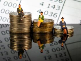 moedas empilhadas representando quais são os investimentos de baixo risco