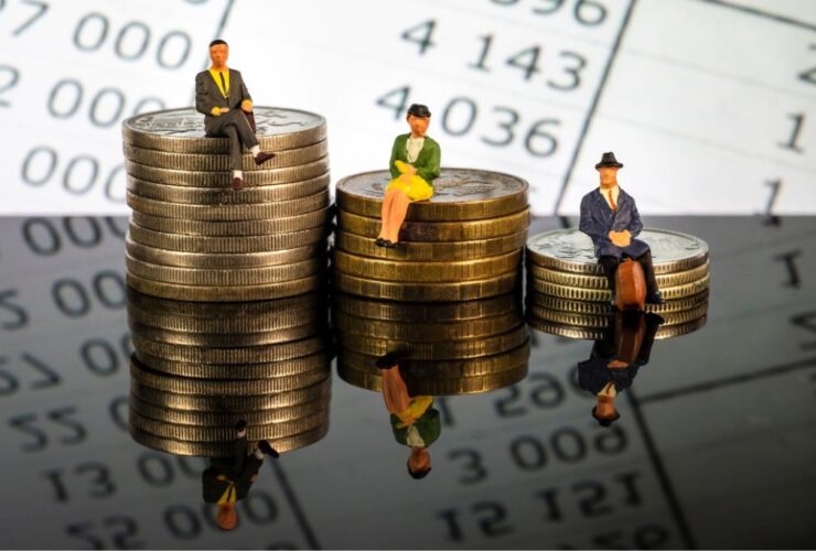 moedas empilhadas representando quais são os investimentos de baixo risco