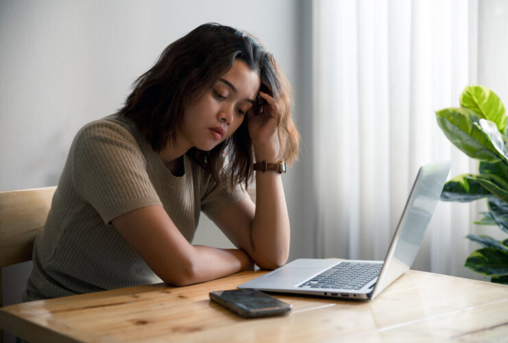 mulher usando computador para saber limite da conta
